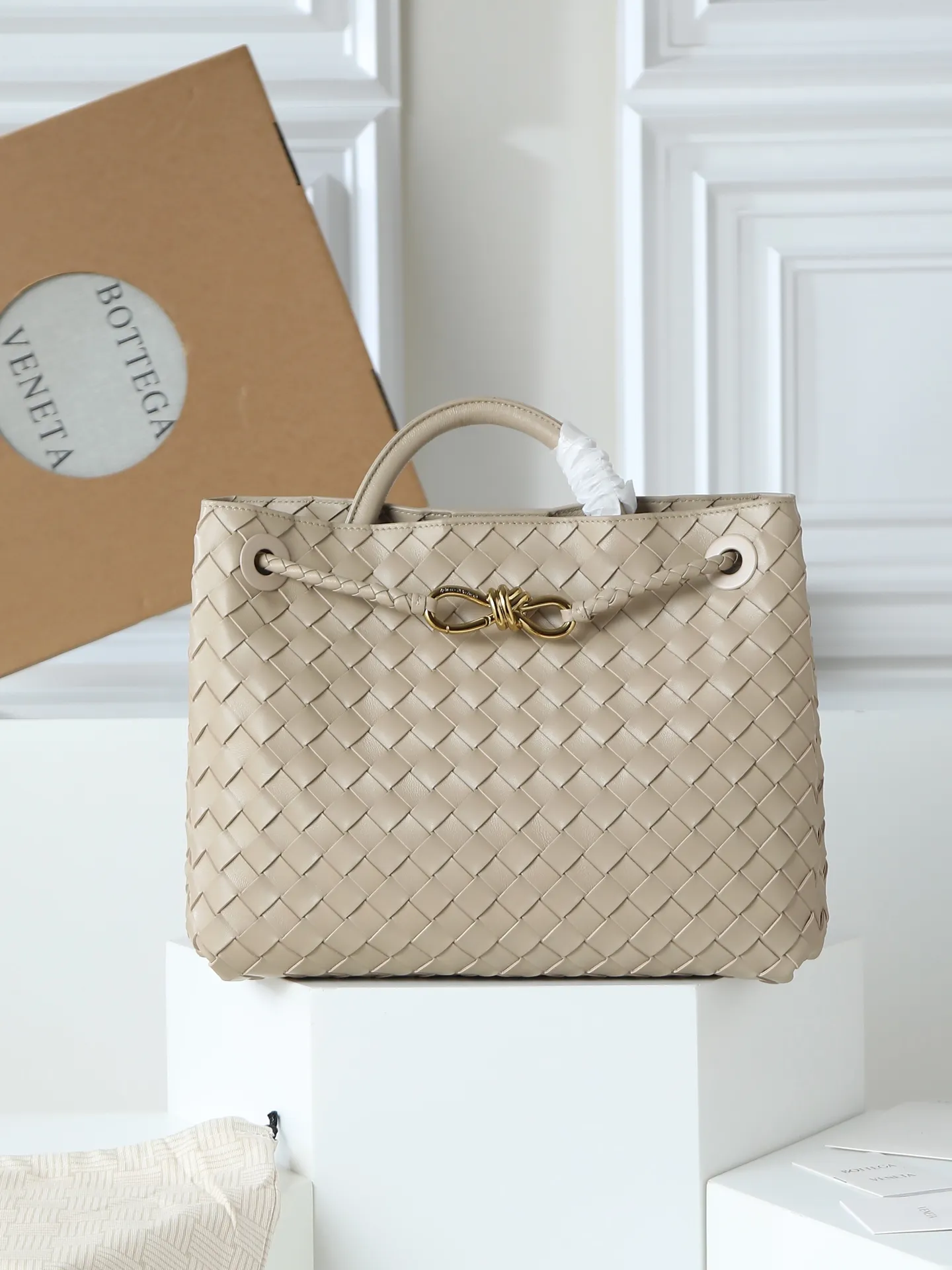1550. Andiamo is shipping‼ ️Really popular🔥The new Andiamo woven handbag launched by Bottega Veneta this season is really popular all over the world! ! Celebrities at home and abroad have worn it, and Oscar-winning actress Michelle Yeoh has taken it out on the street. Song Jia, Trai Yala, Yu Feihong, Sanji Ayaka, Rosie Hunting-Whiteley, Yoshioka Riho, etc. have all worn this bag. It is classic and versatile and shows off your temperament, and the bag capacity is also large, which is very convenient for daily commuting! ! A variety of carrying methods, the shoulder straps can be adjusted by yourself, the original lambskin feels soft and delicate, and the unisex style breaks gender boundaries and brings a more practical and longer-lasting use experience. Andiamo, which has both elegant and casual styles, perfectly interprets the true appearance of "fashionable old money style". Style number: 766016 Size: 32*24*12